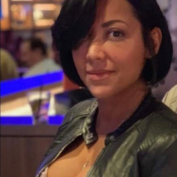 Meet your Posher, Dee - Picture 1 of 4